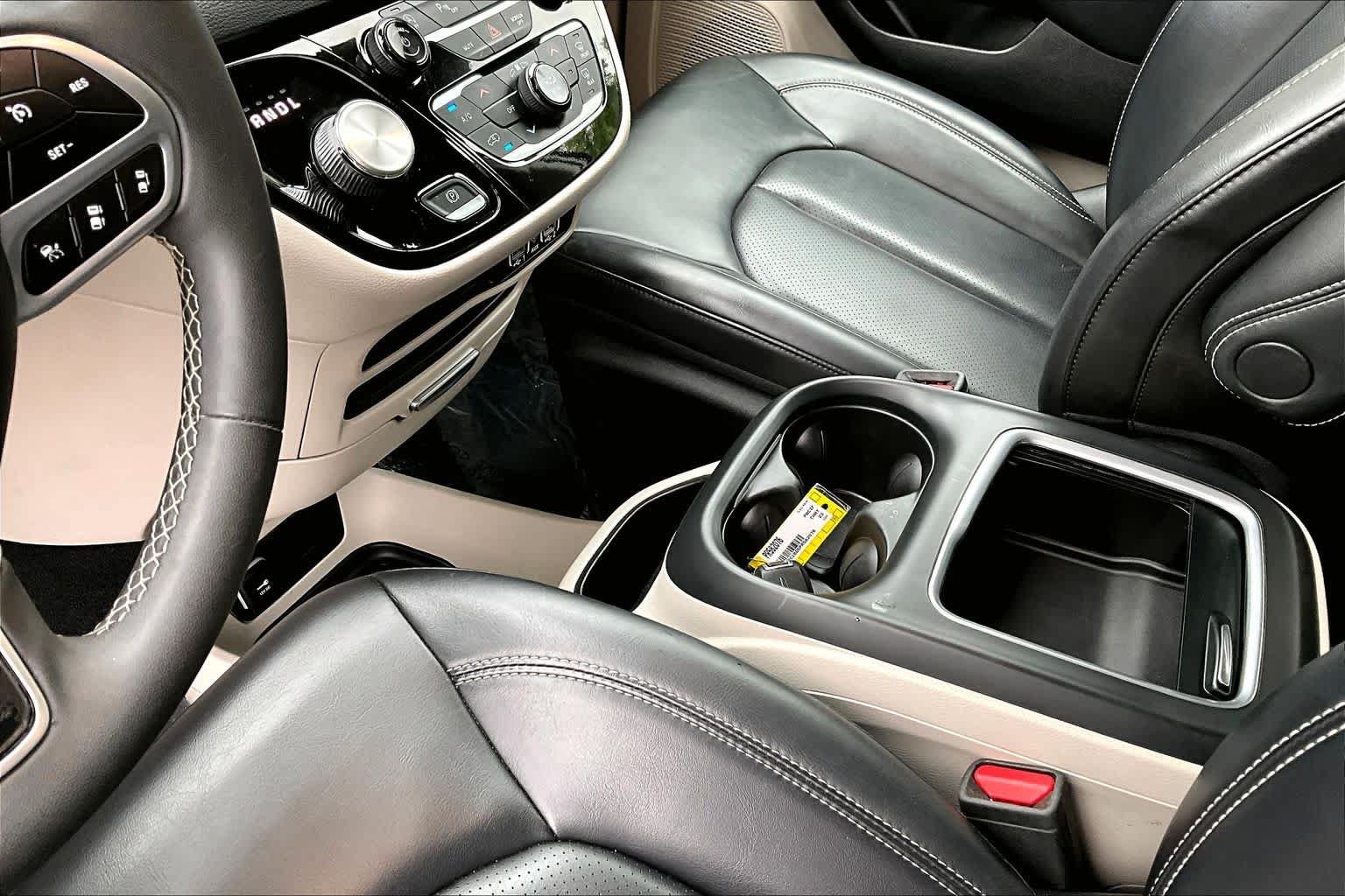 Used 2023 Chrysler Pacifica Touring-L FWD image 17