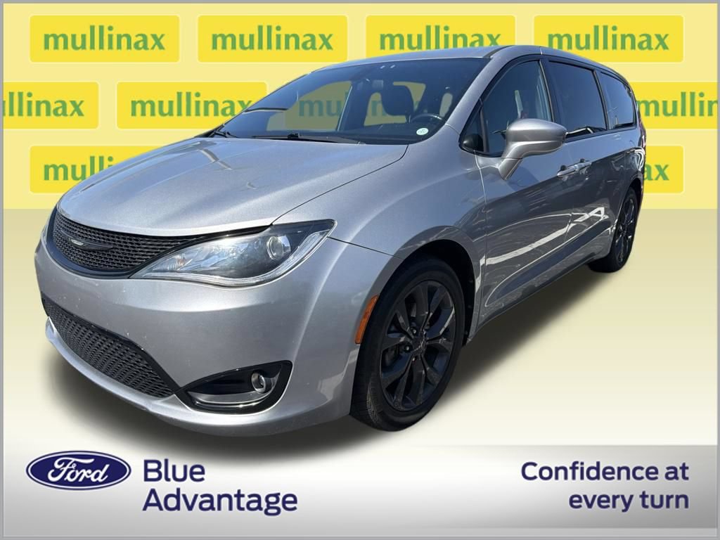 Used 2018 Chrysler Pacifica Touring Plus w/ S Appearance Package FWD image 2