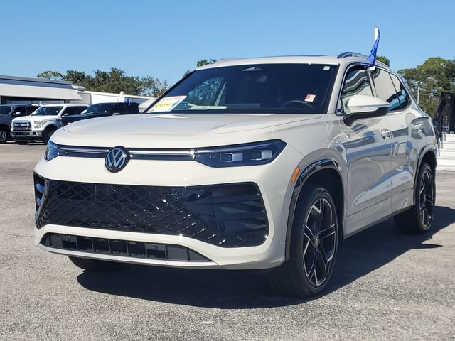 Used 2025 Volkswagen Tiguan SEL R-Line image 2