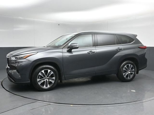 Used 2021 Toyota Highlander XLE image 2