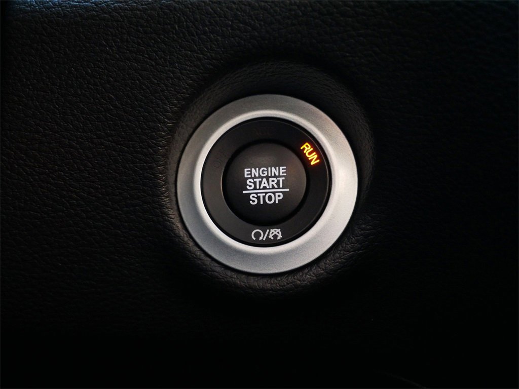 Used 2024 Chrysler Pacifica Limited w/ Uconnect Theater Family Group image 26