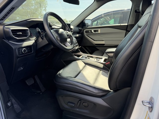 Certified 2023 Ford Explorer XLT w/ Equipment Group 202A AWD/4WD image 3
