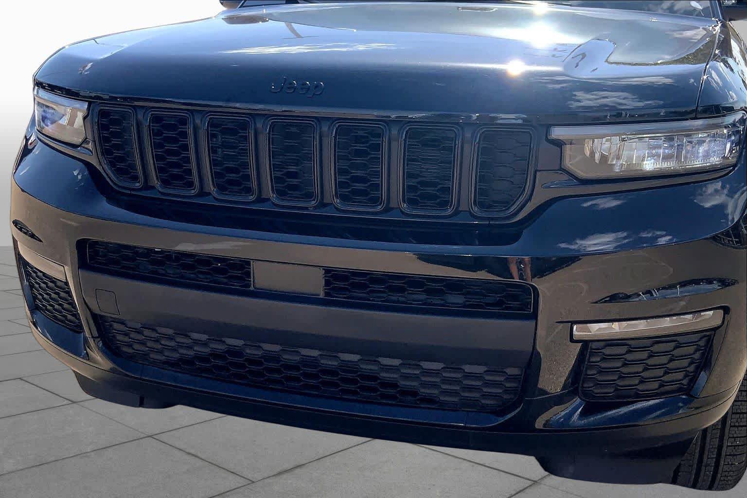 Used 2025 Jeep Grand Cherokee L Limited w/ Black Appearance Package RWD image 30