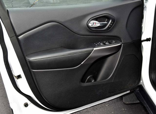 Used 2019 Jeep Cherokee Limited image 29