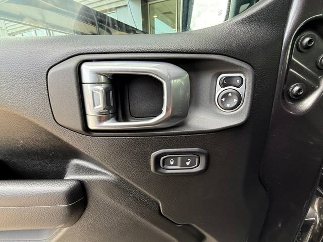 Used 2025 Jeep Wrangler Unlimited Rubicon AWD/4WD image 13