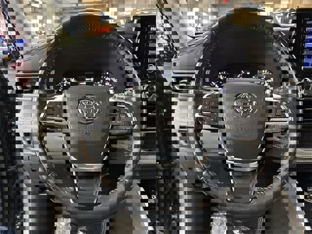 Used 2022 Toyota Highlander LE image 6