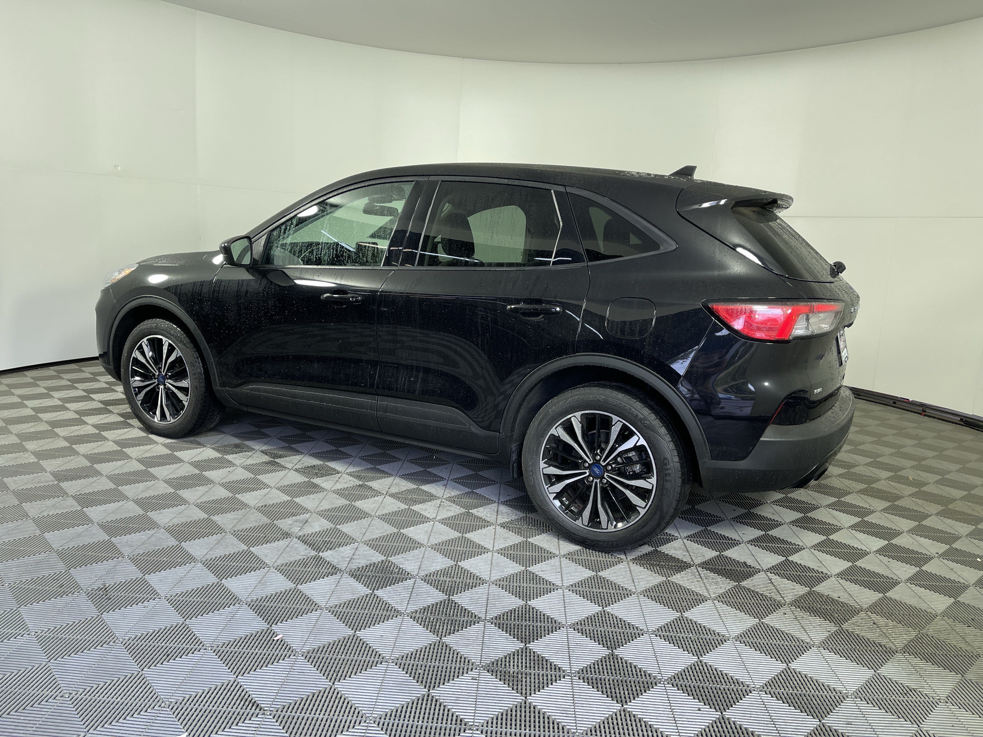 Certified 2022 Ford Escape SE w/ SE Sport Appearance Package AWD/4WD image 2