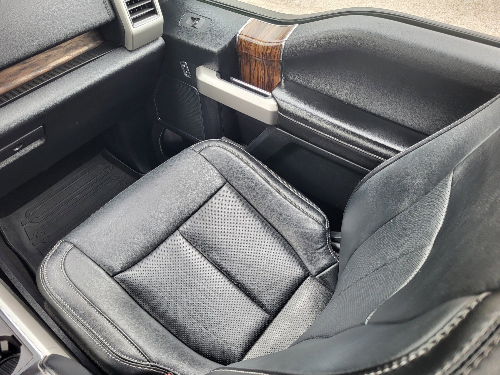 Certified 2019 Ford F150 Lariat w/ Equipment Group 502A Luxury image 17