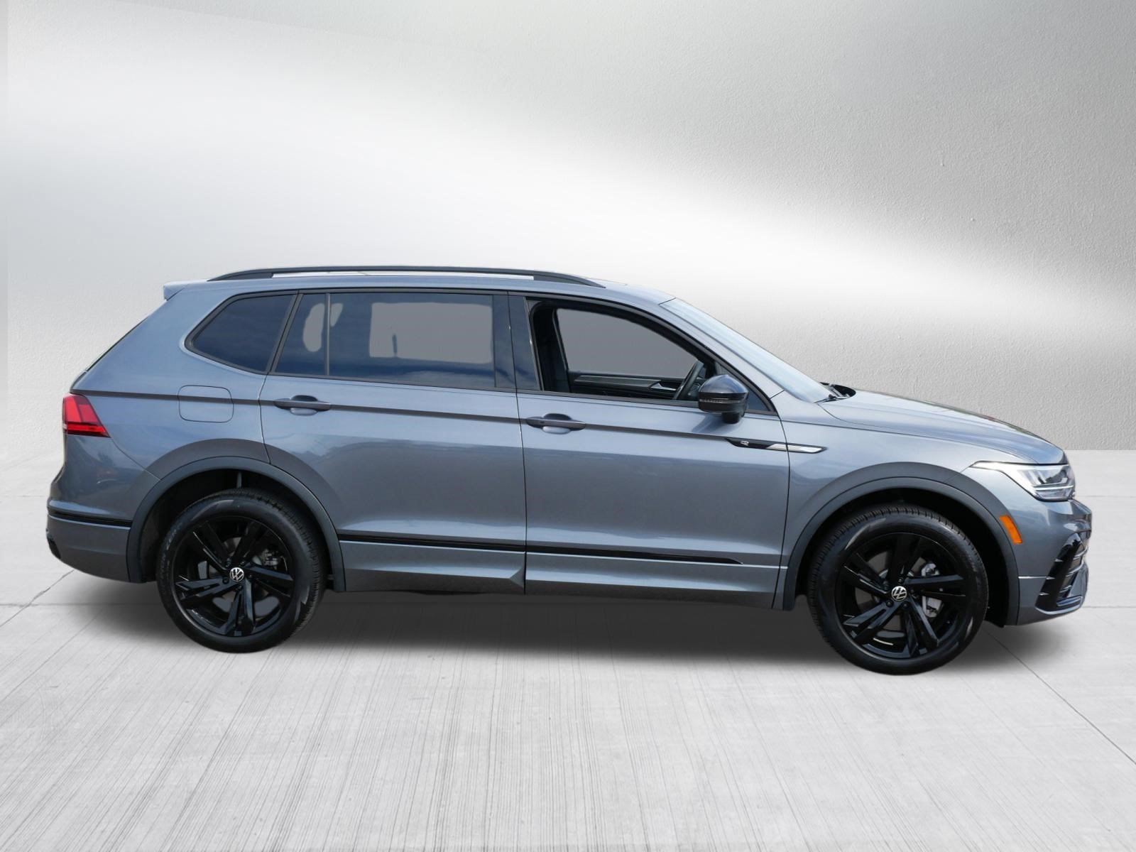 Used 2023 Volkswagen Tiguan SE R-Line AWD/4WD image 8