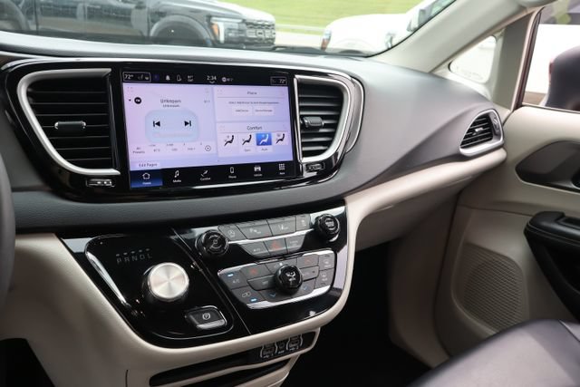Used 2023 Chrysler Pacifica Touring-L FWD image 16