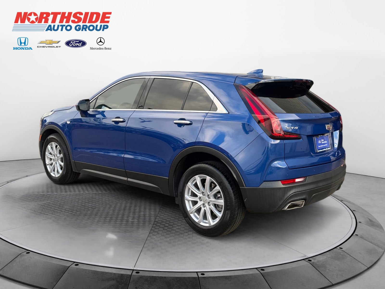 Used 2023 Cadillac XT4 Luxury w/ Cold Weather Package FWD image 5