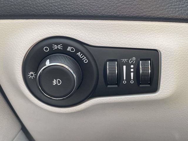 Used 2018 Jeep Compass Latitude w/ Popular Equipment Group FWD image 17