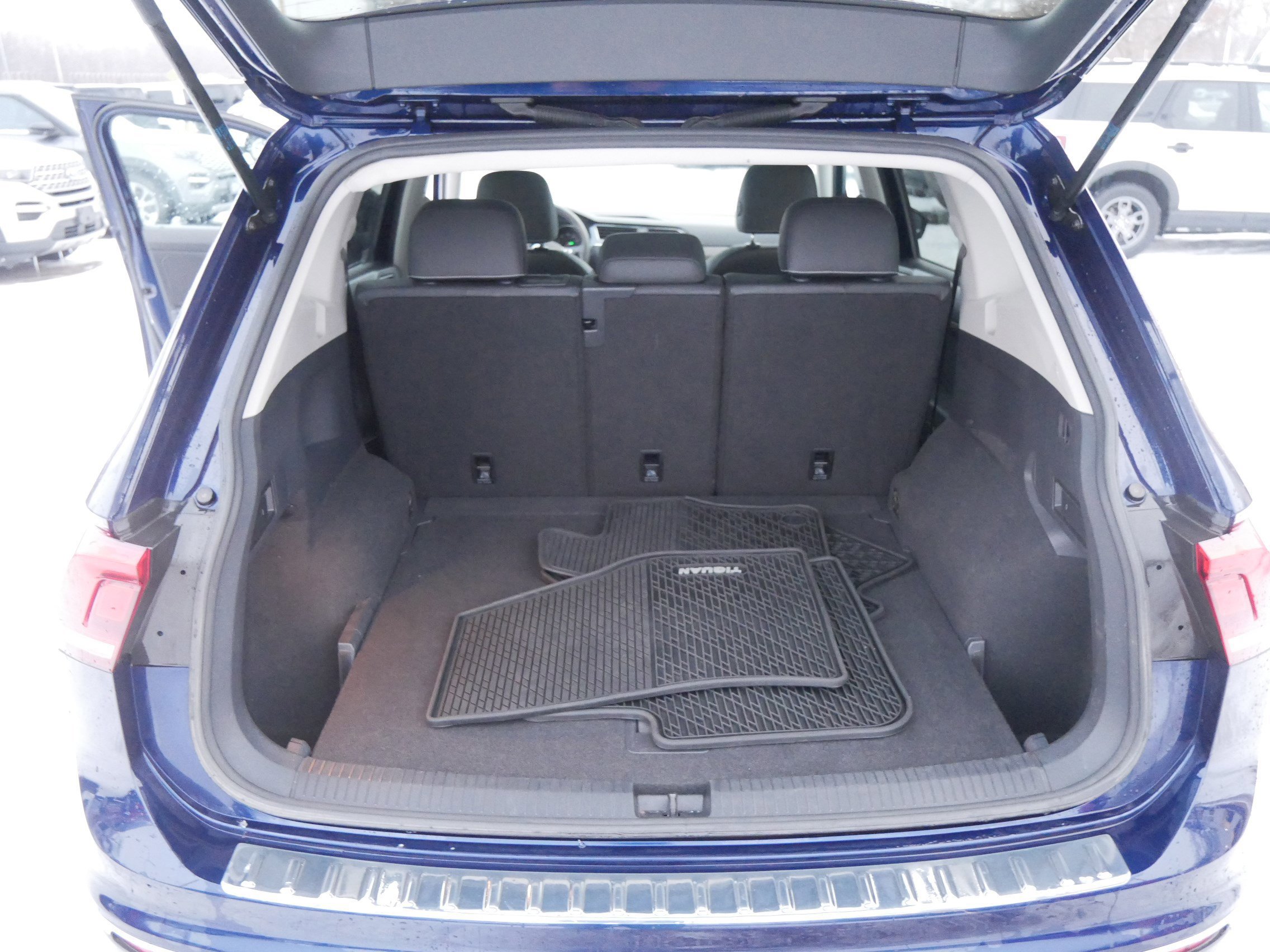 Used 2021 Volkswagen Tiguan SE w/ Panoramic Sunroof Package image 18