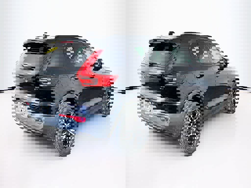 Used 2023 Volvo XC40 B5 Plus image 23