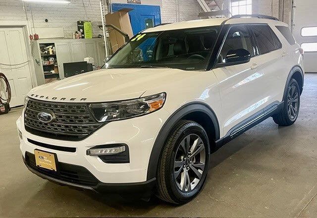 Certified 2024 Ford Explorer XLT w/ Equipment Group 202A AWD/4WD image 1