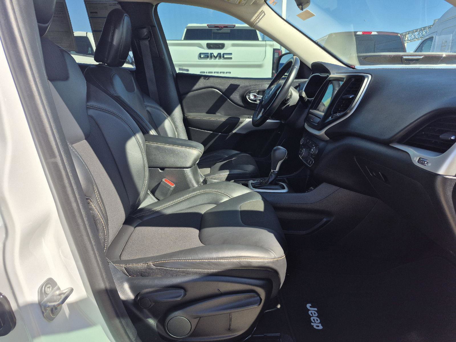 Used 2018 Jeep Cherokee Latitude Plus image 23