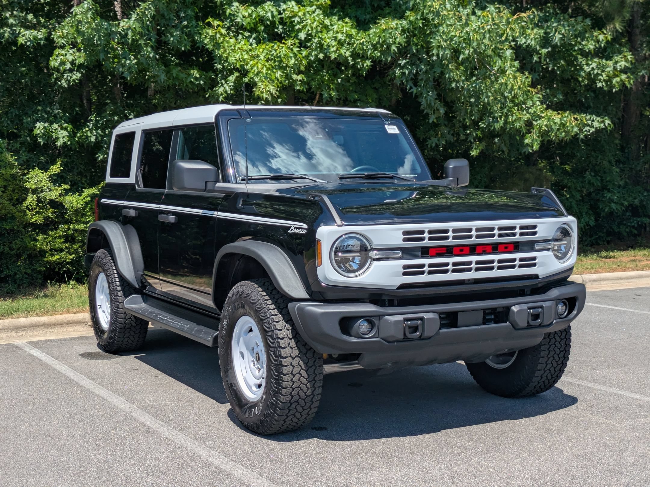 Certified 2025 Ford Bronco Heritage Edition AWD/4WD image 2