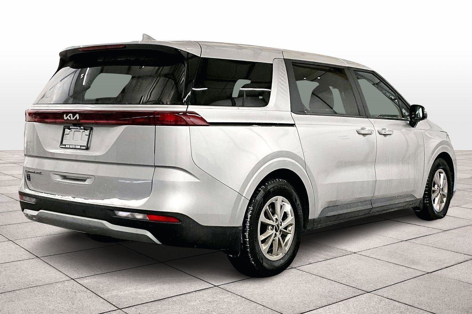 Used 2022 Kia Carnival LX image 3