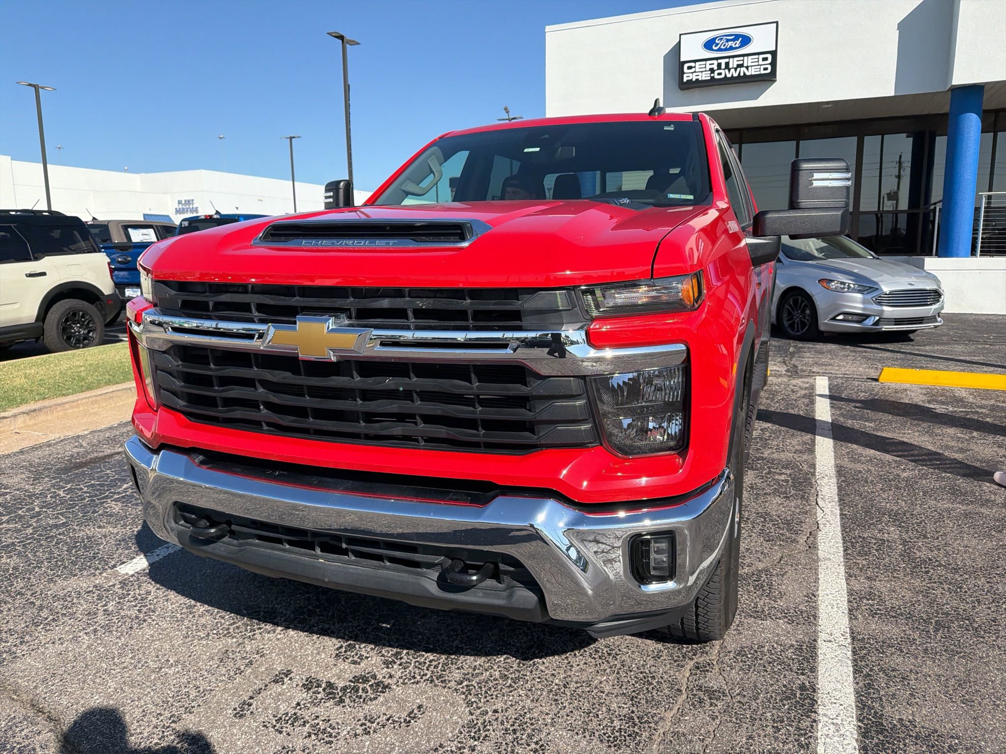 Used 2024 Chevrolet Silverado 2500 LT w/ Convenience Package image 2