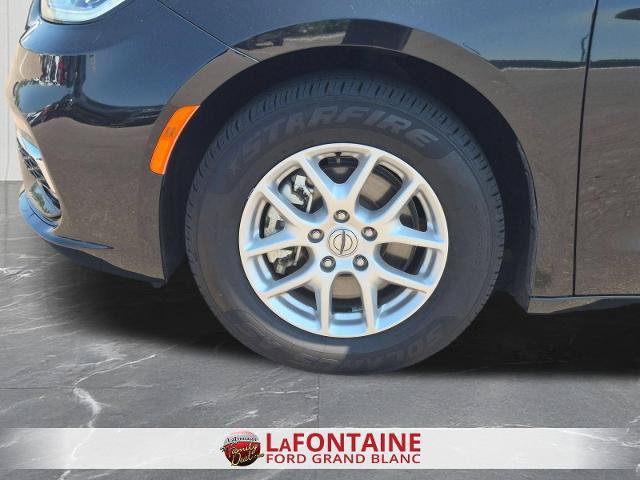 Used 2023 Chrysler Pacifica Touring-L FWD image 32