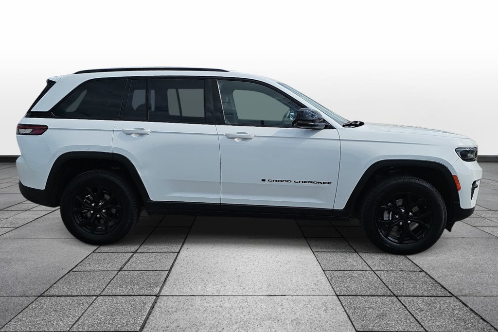 Used 2025 Jeep Grand Cherokee Altitude AWD/4WD image 4
