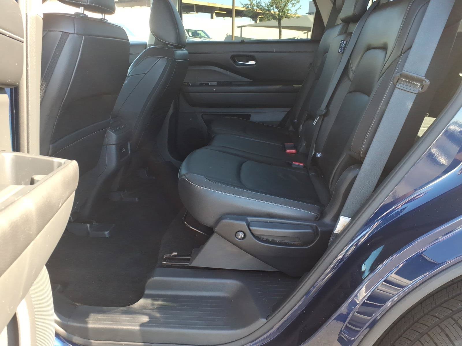 Used 2025 Nissan Pathfinder SL FWD image 16