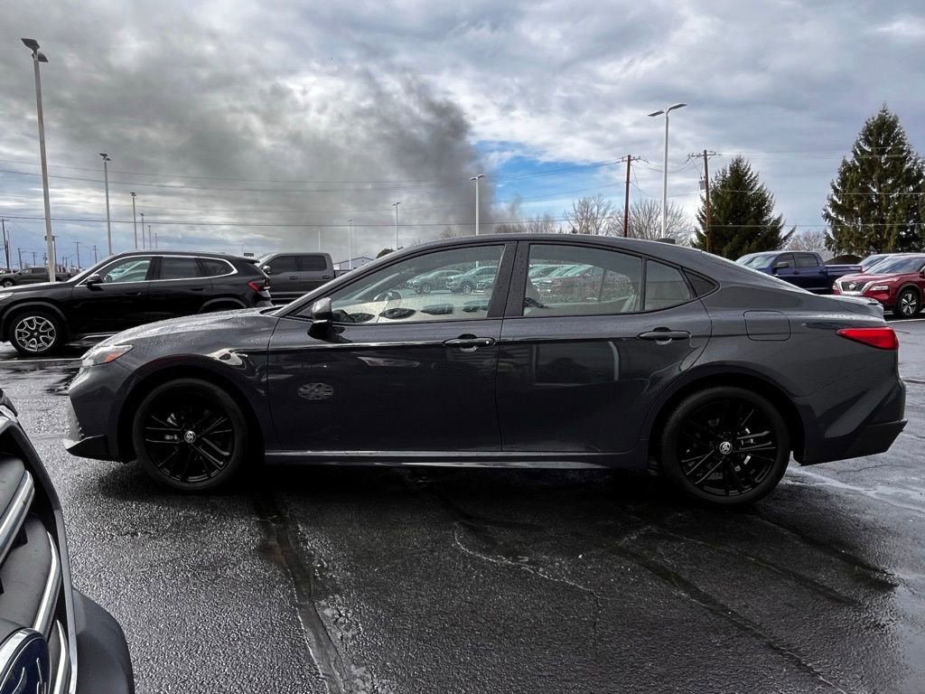 Used 2025 Toyota Camry SE image 9