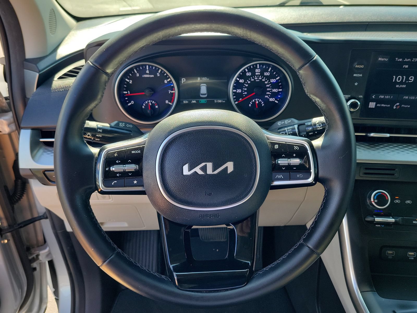 Used 2022 Kia Carnival LX FWD image 18