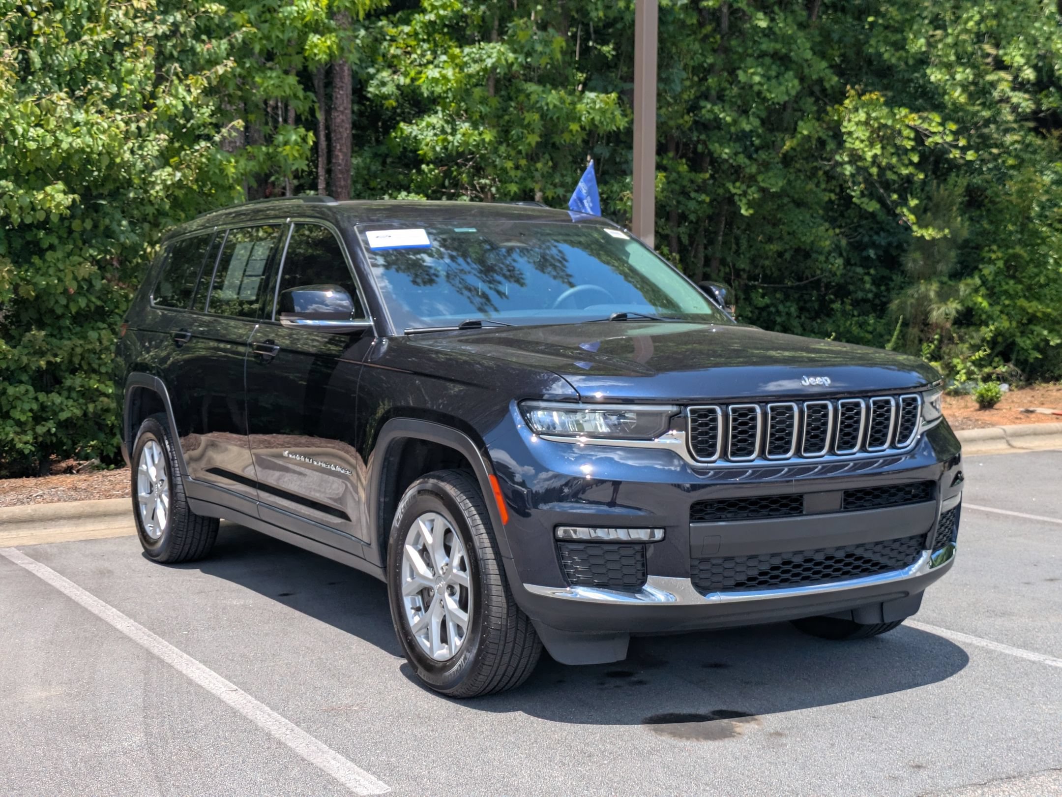 Used 2023 Jeep Grand Cherokee L Limited AWD/4WD image 2