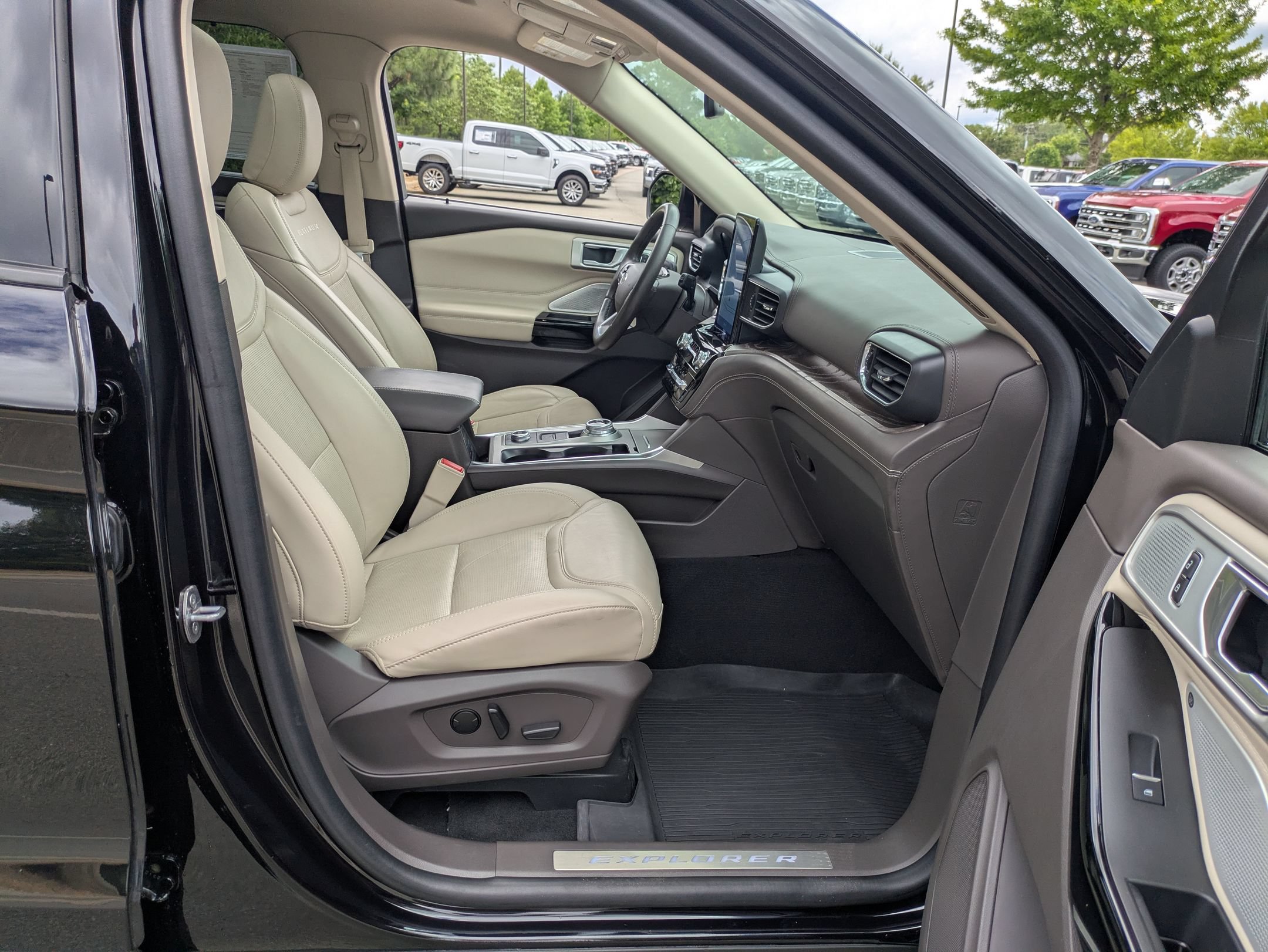 Certified 2022 Ford Explorer Platinum w/ Equipment Group 601A AWD/4WD image 40