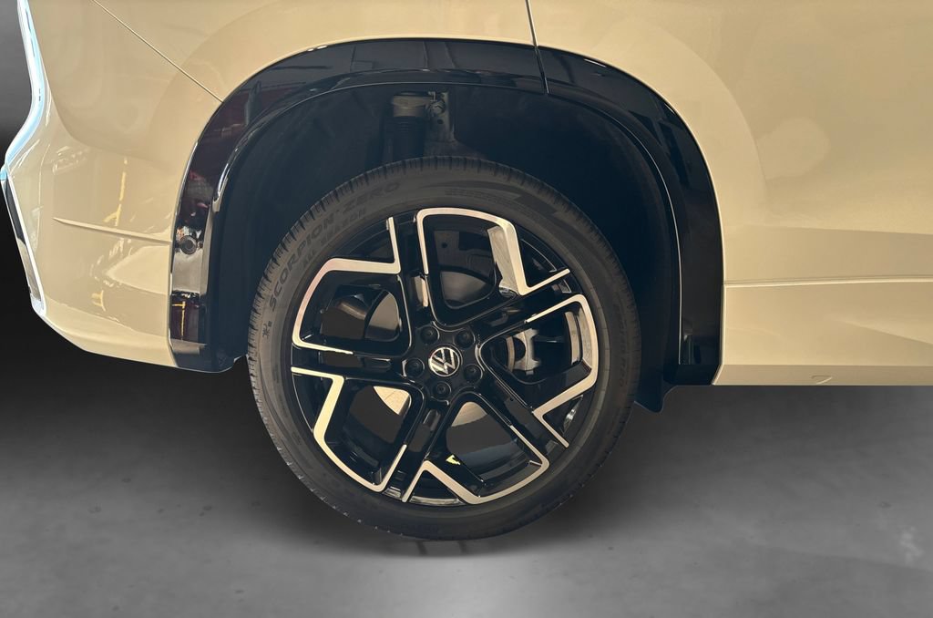 Used 2026 Volkswagen Tiguan SEL R-Line AWD/4WD image 18