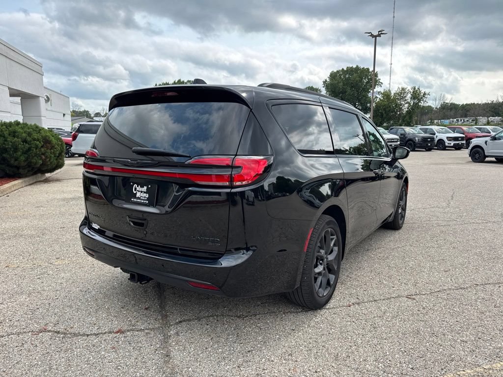 Used 2025 Chrysler Pacifica Limited w/ Trailer Tow Group AWD/4WD image 3