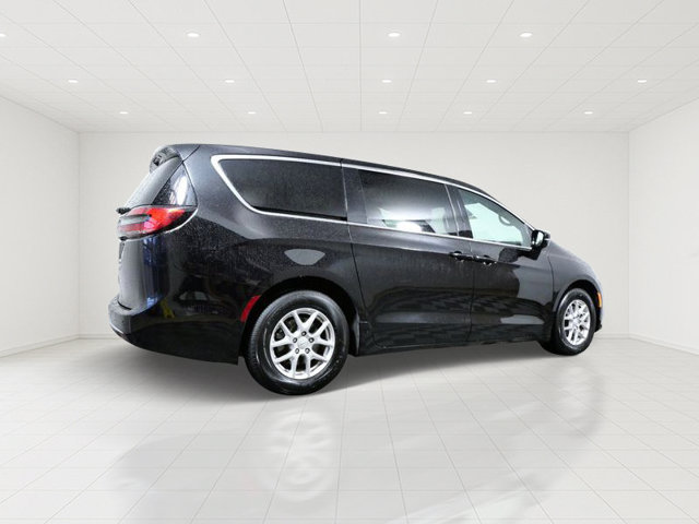 Used 2025 Chrysler Pacifica Select FWD image 6