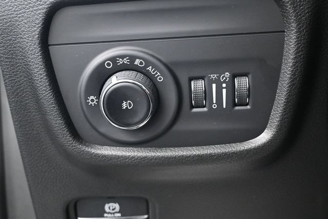 Used 2023 Jeep Grand Cherokee Limited w/ Black Appearance Package AWD/4WD image 8