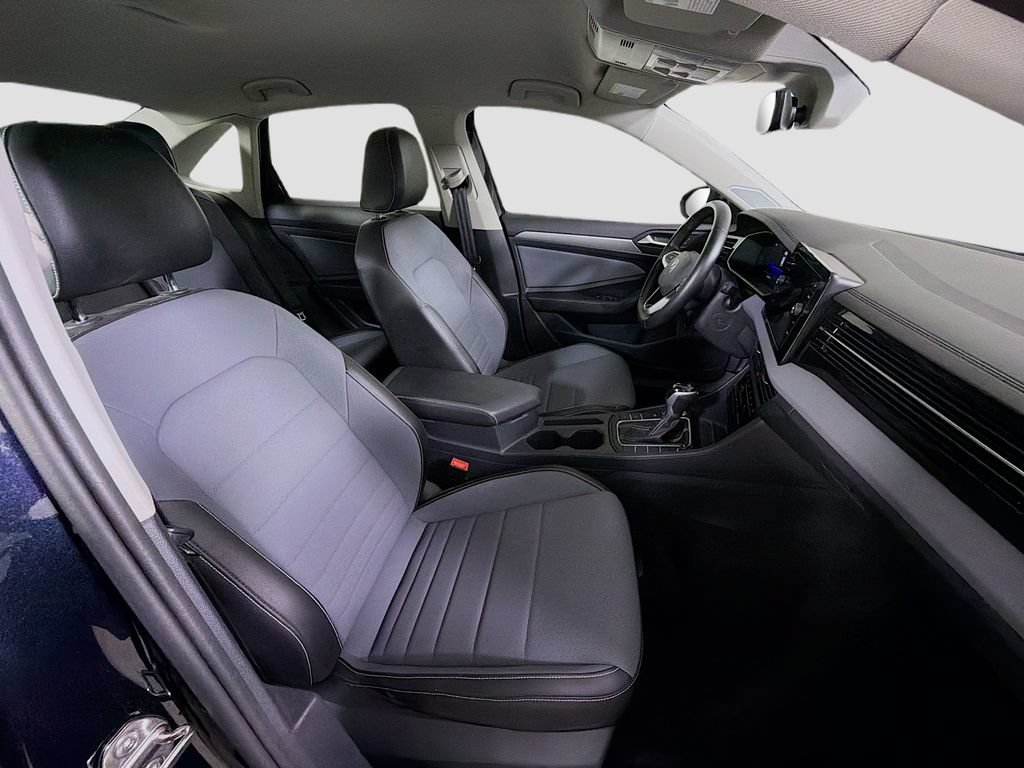 Used 2025 Volkswagen Jetta SE FWD image 28