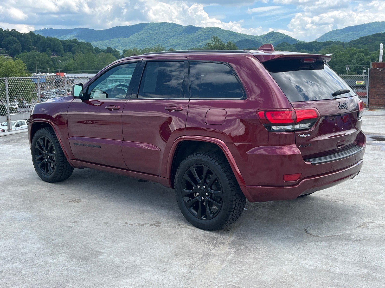 Used 2018 Jeep Grand Cherokee Altitude AWD/4WD image 4