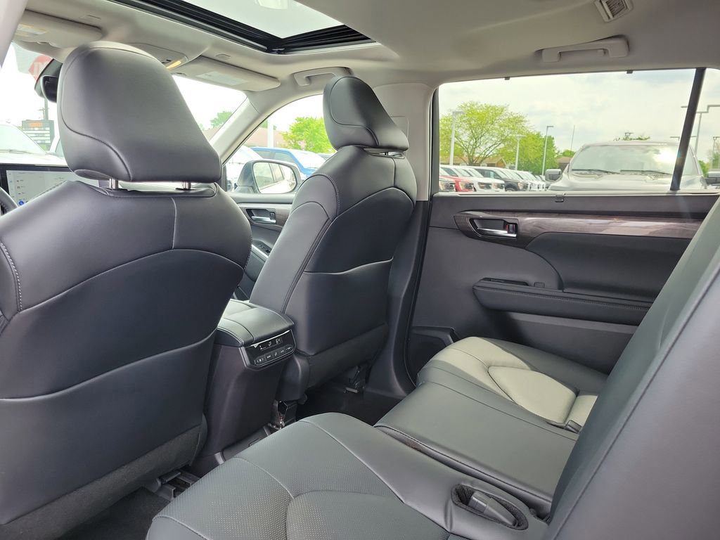 Used 2024 Toyota Highlander Limited AWD/4WD image 16