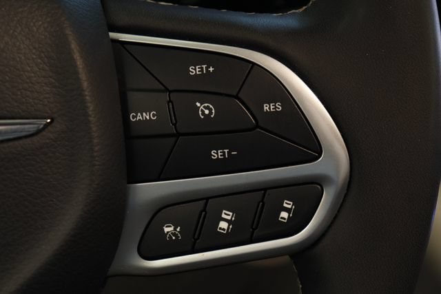 Used 2024 Chrysler Pacifica Touring-L FWD image 15