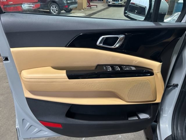 Used 2024 Kia Carnival EX FWD image 30