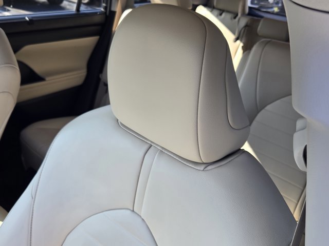 Used 2023 Toyota Highlander XLE image 21