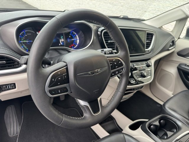 Used 2023 Chrysler Pacifica Touring-L image 32