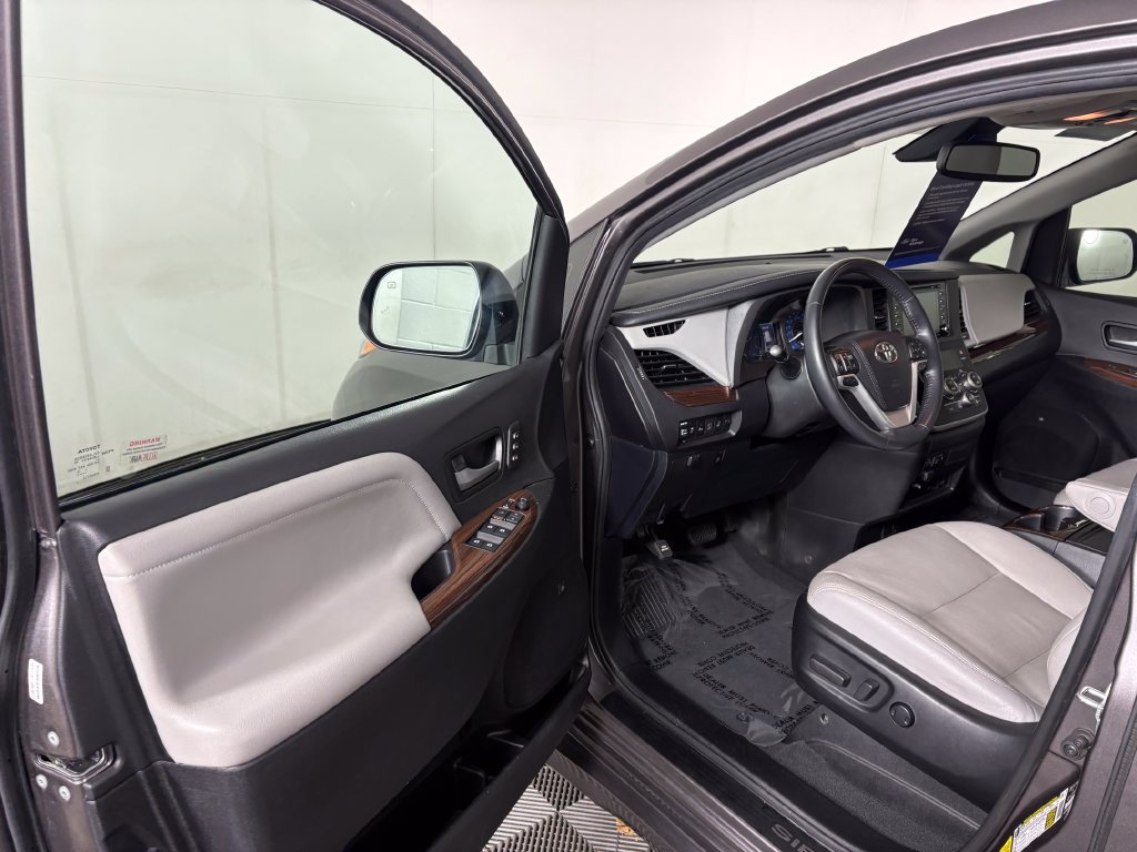 Used 2020 Toyota Sienna Limited Premium w/ Carpet Mat Package FWD image 11
