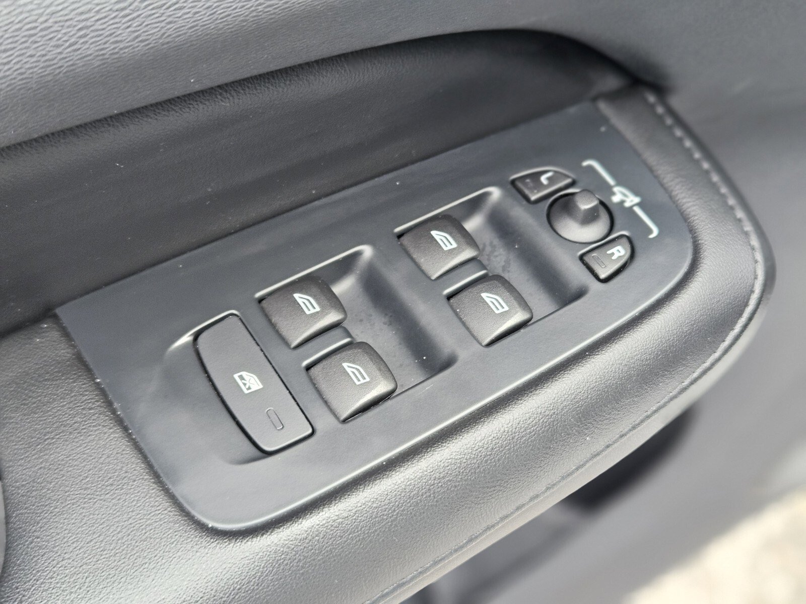 Used 2024 Volvo S60 B5 Core image 18