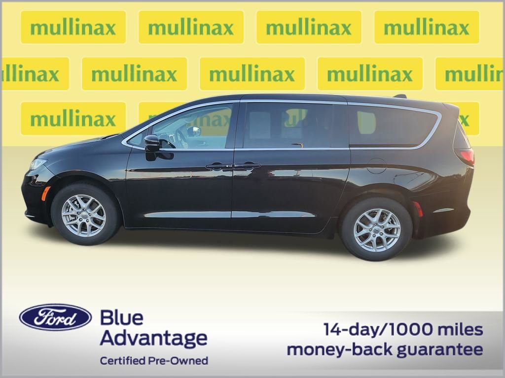 Used 2024 Chrysler Pacifica Touring-L image 13