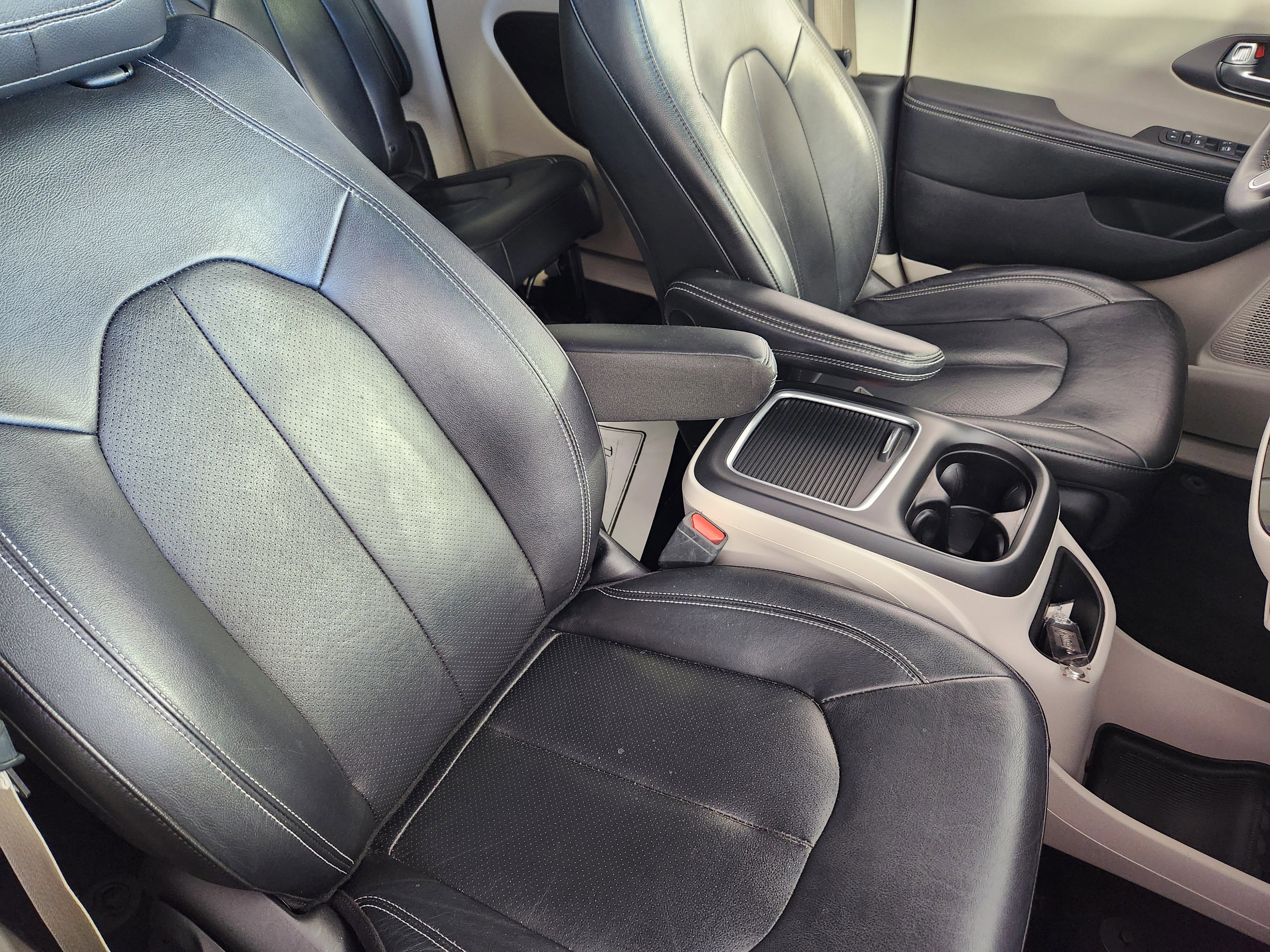 Used 2022 Chrysler Pacifica Touring-L image 9