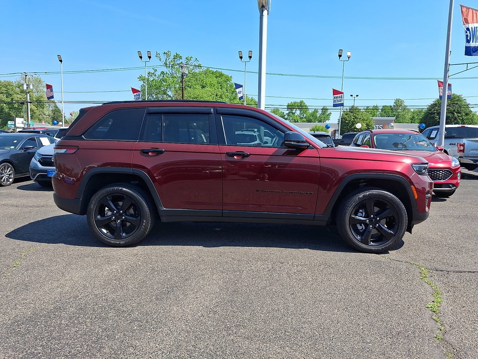Used 2024 Jeep Grand Cherokee Altitude AWD/4WD image 8