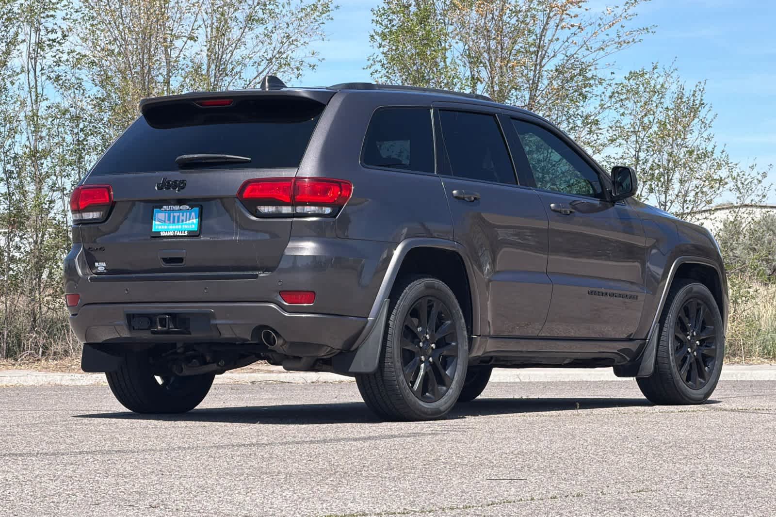Used 2018 Jeep Grand Cherokee Altitude AWD/4WD image 2