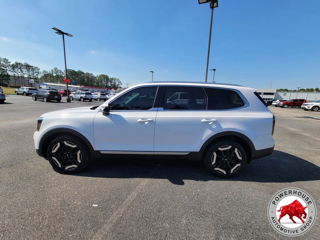 Used 2024 Kia Telluride EX w/ EX Captain's Chair Package FWD image 3
