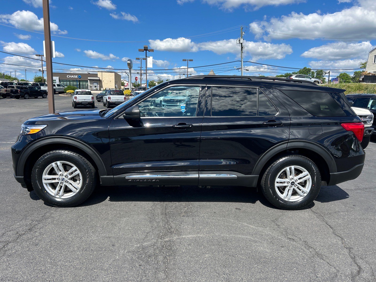 Certified 2024 Ford Explorer XLT w/ Equipment Group 202A AWD/4WD image 5