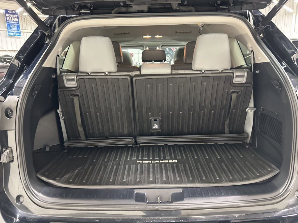 Used 2021 Toyota Highlander XLE AWD/4WD image 32